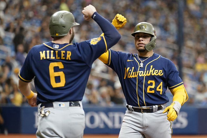 William Contreras (24), de los Cerveceros de Milwaukee, celebra su cuadrangular de dos carreras frente a Cooper Criswell, de los Rays de Tampa Bay, con su compañero Owen Miller (6) durante la quinta entrada del juego de béisbol, el domingo 21 de mayo de 2023, en San Petersburgo, Florida. (AP Foto/Chris OMeara)