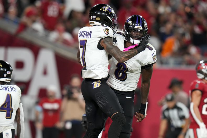 El wide receiver de los Ravens de Baltimore Rashod Bateman (7) y el quarterback Lamar Jackson (8) celebran después del touchdown de Bateman durante la segunda mitad de un partido de fútbol americano de la NFL, el lunes 21 de octubre de 2024, en Tampa, Florida (AP Foto/Chris OMeara)