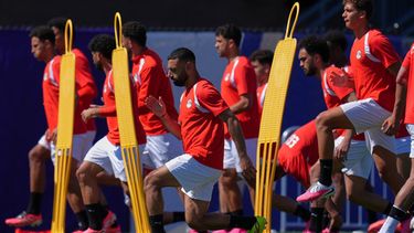 Mohamed Salah, centro, de Egipto, participa en la sesión de entrenamiento con sus compañeros de cara al partido de la Copa del Mundo del Grupo G contra Bélgica, el domingo 14 de junio de 2026, en Seattle. (AP Foto/Manu Fernandez)