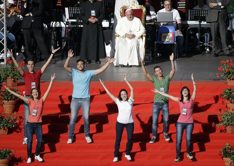 J&oacute;venes danzan durante un encuentro con el papa Francisco en el estadio ol&iacute;mpico de roma el domingo 1 de junio del 2014. El pont&iacute;fice encabez&oacute; una plegaria masiva ante 50.000 feligreses.(AP Foto/Gregorio Borgia)