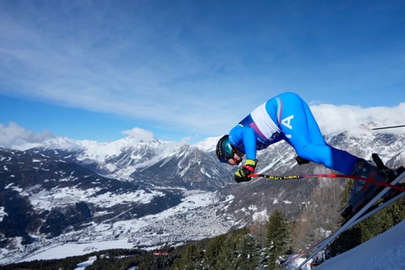 El italiano Giovanni Franzoni emprende un entrenamiento del descenso de esquí alpino en los Juegos Olímpicos de Invierno, el jueves 5 de febrero de 2026, en Bormio, Italia. (AP Foto/Julia Demaree Nikhinson)