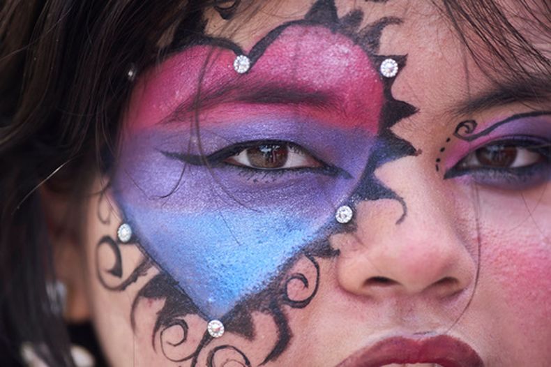 Una persona, con el rostro pintado, participa en la marcha del orgullo LGBTQ+ en Katmandú, Nepal, el 13 de junio de 2026. (AP Foto/Niranjan Shrestha)