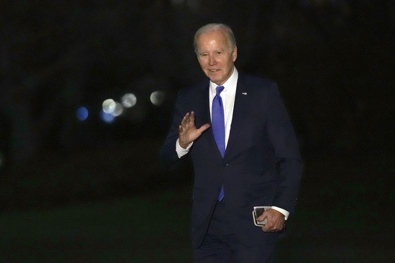 El presidente Joe Biden saluda mientras camina por la Explanada sur de la Casa Blanca en Washington, el miércoles 7 de febrero de 2024, después de regresar de Nueva York, donde asistió a tres eventos de recaudación de fondos. (AP Foto/Susan Walsh)