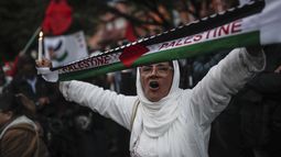 Personas en una vigila bajo a favor del pueblo palestino ante la guerra entre Israel-Hamas, en Bogotá, Colombia, el martes 17 de octubre de 2023. (AP Foto/Iván Valencia)