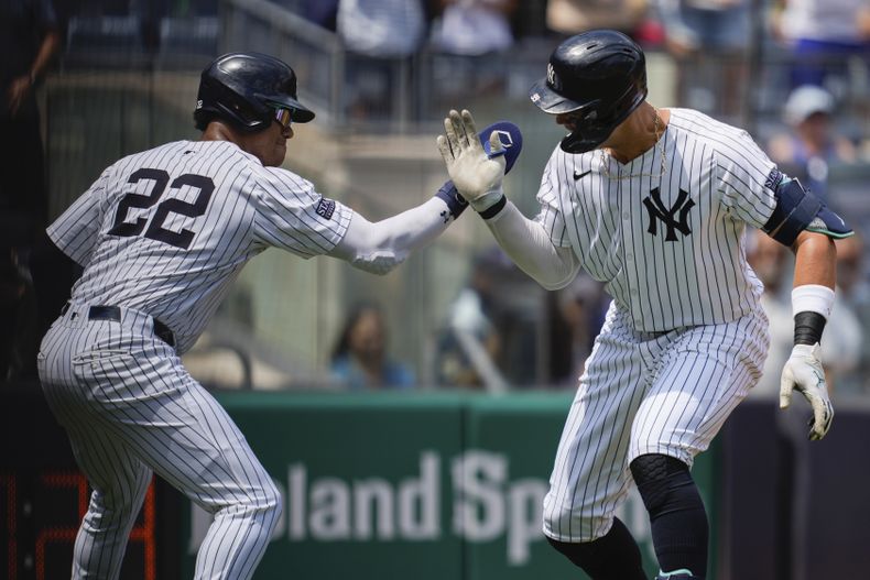 El dominicano Juan Soto felicita a Aaron Judge, su compañero de los Yankees de Nueva York, quien conectó un jonrón de dos carreras ante los Azulejos de Toronto, el sábado 3 de agosto de 2024 (AP Foto/Julia Nikhinson)