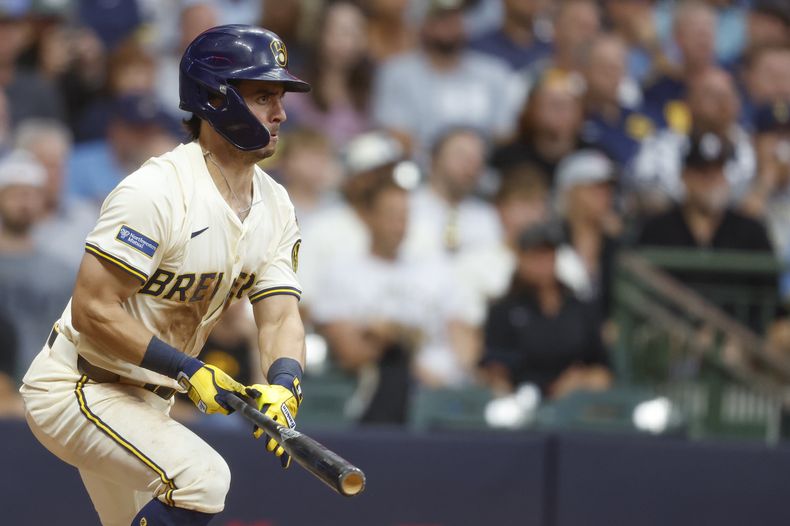 Sal Frelick, de los Cerveceros de Milwaukee, pega un sencillo productor ante los Piratas de Pittsburgh, el martes 12 de agosto de 2025 (AP Foto/Jeffrey Phelps)