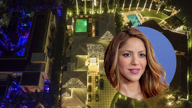 shakira ha iluminado la fachada de su mansion para celebrar la navidad