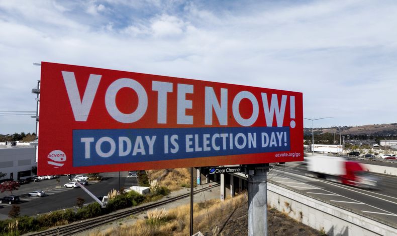 ARCHIVO - Un anuncio exhorta a los automovilistas a votar el día de las elecciones, el 5 de noviembre de 2024, en Union City, California. (AP Foto/Noah Berger, archivo)