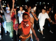 cientos de cubanos tomaron la calle linea en vedado, la habana, en la tercera noche de protestas