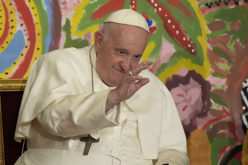 El papa Francisco imparte la bendición en la primera reunión mundial de Ecociudades Educativas promovida por Scholas Occurentes en el Vaticano, 25 de mayo de 2023. (AP Foto/Andrew Medichini)