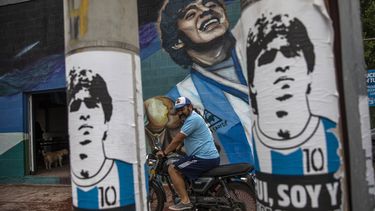 Fiscales piden juicio contra médicos de Maradona por muerte