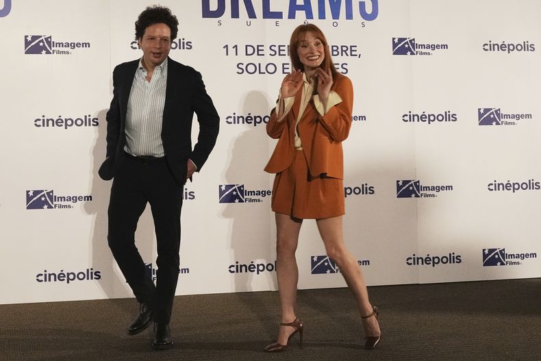 El director mexicano Michel Franco, a la izquierda, y la actriz estadounidense Jessica Chastain posan para fotos después de una conferencia de prensa para promocionar la película Dreams, en la Ciudad de México, el martes 26 de agosto de 2025. (Foto AP/Eduardo Verdugo)