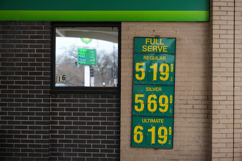 Los precios de la gasolina en una gasolinera en Chicago el 24 de marzo del 2026. (AP foto/Erin Hooley)