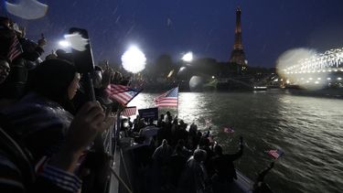 Integrantes del equipo de Estados Unidos navegan el río Sena durante la ceremonia de apertura de los Juegos Olímpicos de París, el viernes 26 de julio de 2024. (AP Foto/Ashley Landis, Pool)