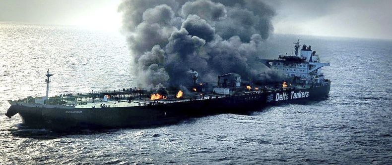 En esta imagen sin fecha distribuida por la empresa privada de seguridad Ambrey se muestra el petrolero Sounion ardiendo en el mar Rojo. (Ambrey vía AP)