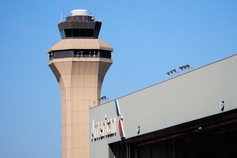 Esta fotografía del 15 de octubre de 2025 muestra una torre de control en el Aeropuerto Internacional de Dallas Fort Worth. (AP Foto/Tony Gutierrez)