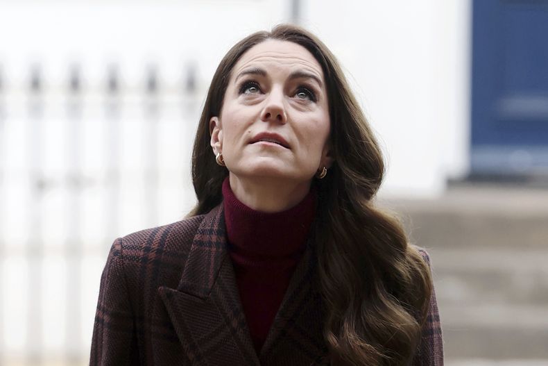 La princesa Kate de Gran Bretaña llega para una visita al Hospital Royal Marsden, donde recibió su tratamiento contra el cáncer, en Londres, el martes 14 de enero de 2025 en Londres, Inglaterra. (Chris Jackson/Pool Photo vía AP)