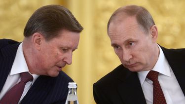 americateve | Sergei Ivanov, jefe de personal del Kremlin, habla con el presidente ruso Vladimir Putin durante un acto pol&iacute;tico en Mosc&uacute;, el lunes 24 de marzo de 2014. (Foto AP/RIA-Novosti, Alexei Nikolsky, Presidential Press Service)