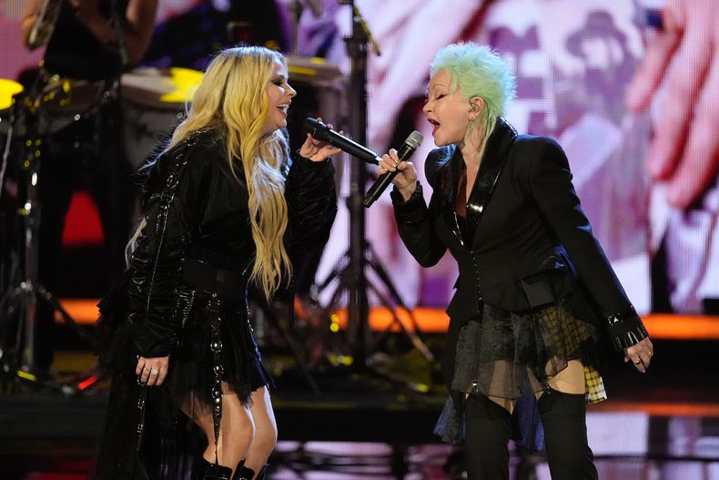 Avril Lavigne, izquierda, y Cyndi Lauper durante su presentación en la ceremonia de incorporación al Salón de la Fama del Rock and Roll de 2025 el sábado 8 de noviembre de 2025 en L.A. Live en Los Ángeles. (Foto AP/Chris Pizzello)