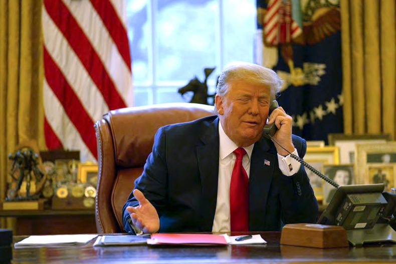En esta imagen publicada en el reporte final del Comité Selecto de la Cámara de Representantes que investiga el asalto al Capitolio del 6 de enero, el presidente, Donald Trump, habla por teléfono con el vicepresidente, Mike Pence, desde la Oficina Oval en la Casa Blanca, el 6 de enero de 2021. (Comité Selecto de la Cámara de Representantes via AP)