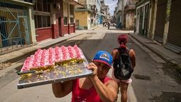 Un vendedor ambulante de pasteles camina por el centro de la calle en busca de clientes en La Habana, Cuba, el jueves 19 de marzo de 2026. (Foto AP/Ramon Espinosa)