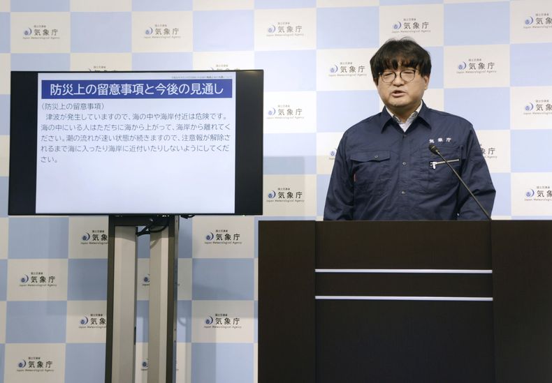 Un funcionario de la Agencia Meteorológica de Japón habla en una conferencia de prensa el martes 24 de septiembre de 2024, en Tokio, luego de que se observara un tsunami de unos 50 centímetros (20 pulgadas) en la isla de Hachijo, el cual se produjo tras un terremoto. (Kyodo News vía AP)