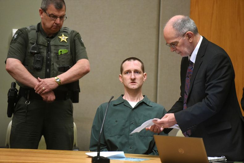 Robert Tulloch (sentado) en el tribunal con su abogado Richard Guerriero en North Haverhill, Nueva Hampshire, el 13 de julio del 2026. (Jennifer Hauck/Valley News via AP, Pool)