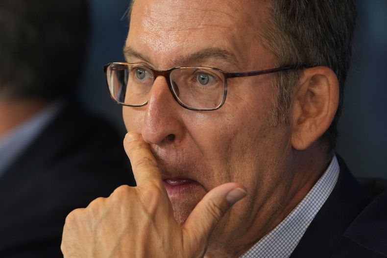 El líder del Partido Popular, Alberto Núñez Feijóo, preside el comité ejecutivo de la formación conservadora un día después de su victoria en las elecciones generales, en Madrid, el 24 de julio de 2023. (AP Foto/Paul White)