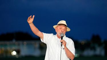 El presidente brasileño, Luiz Inácio Lula da Silva, se dirige a sus seguidores durante la celebración de su 81er cumpleaños frente a la residencia presidencial oficial, el Palacio de Alvorada, en Brasilia, Brasil, el martes 27 de octubre de 2026. (AP Foto/Eraldo Peres)
