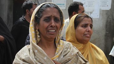 americateve | Residentes del barrio Lyari de Karachi, en Pakist&aacute;n, ante las secuelas de un ataque contra transe&uacute;ntes el mi&eacute;rcoles, 12 de marzo del 2014. (Foto AP/Fareed Khan)
