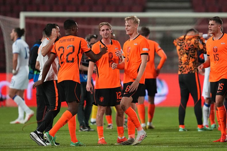 Denzel Dumfries, Jeremie Frimpong, Jan Paul van Hecke y Micky van de Ven de los Países Bajos celebran tras vencer a Serbia en el encuentro de la Liga de Naciones el domingo 27 de septiembre del 2026. (AP Foto/Darko Vojinovic)