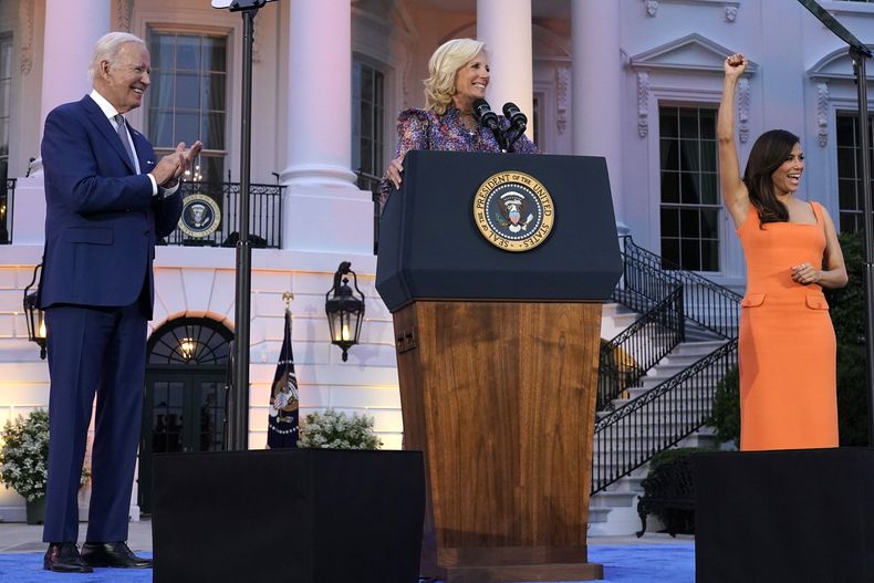 El presidente Joe Biden, con la primera dama Jill Biden y Eva Longoria aplaude antes de una proyección de la película Flamin Hot el 15 de junio de 2023, en el Jardín Sur de la Casa Blanca en Washington. (Foto AP/Jacquelyn Martin)