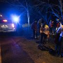 Un agente de inmigración detiene a un grupo de migrantes centroamericanos cuando caminaban en una carretera tras haber cruzado la frontera entre Texas y México, el viernes 12 de mayo de 2023, en Fronton, Texas. (AP Foto/Julio Cortez)