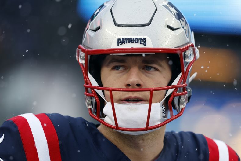 El quarterback Mac Jones de los Patriots de Nueva Inglaterra previo al juego contra los Jets de Nuev York, el 7 de enero de 2024 en Foxborough, Massachusetts. (AP Foto/Michael Dwyer)