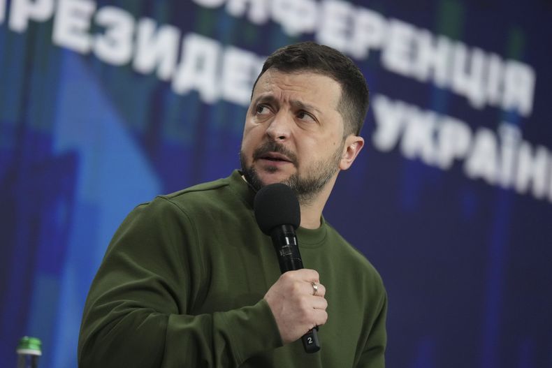 El presidente ucraniano Volodymyr Zelenskyy en conferencia de prensa en Kiev, Ucrania, el 25 de febrero de 2024. (Foto AP /Evgeniy Maloletka)