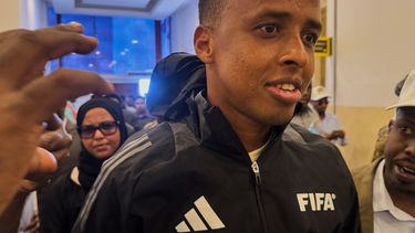 El árbitro somalí Omar Artan, a quien se le negó el ingreso a Estados Unidos, llega a Mogadiscio, Somalia, el miércoles 10 de junio de 2026. (AP Foto/Farah Abdi Warsameh)