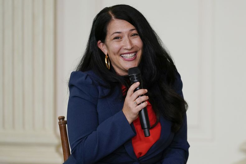 ARCHIVO - Ada Limón, la 24a poeta laureada de Estados Unidos habla durante un evento para la generación 2022 de Poetas Estudiantes Nacionales en la Casa Blanca en Washington el jueves 27 de septiembre de 2022. Limón iniciará su proyecto insignia en abril en el Mes Nacional de la Poesía. (Foto AP/Carolyn Kaster, archivo)