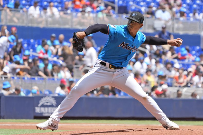 Jesús Luzardo, de los Marlins de Miami, realiza un lanzamiento durante la primera entrada de un juego de béisbol contra los Bravos de Atlanta, el domingo 14 de abril de 2024, en Miami. (AP Foto/Wilfredo Lee)