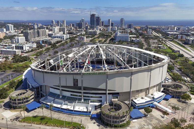 ARCHIVO - El techo dañado del Tropicana Field la mañana después de que el huracán Milton azotara la región, el 10 de octubre de 2024, en St. Petersburg, Florida. (AP Foto/Mike Carlson)