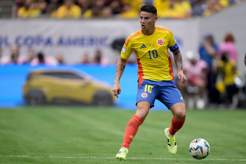 El mediocampista colombiano James Rodríguez controla la pelota en el partido contra Paraguay, el lunes 24 de junio de 2024, en Houston. (AP Foto/Kevin M. Cox)