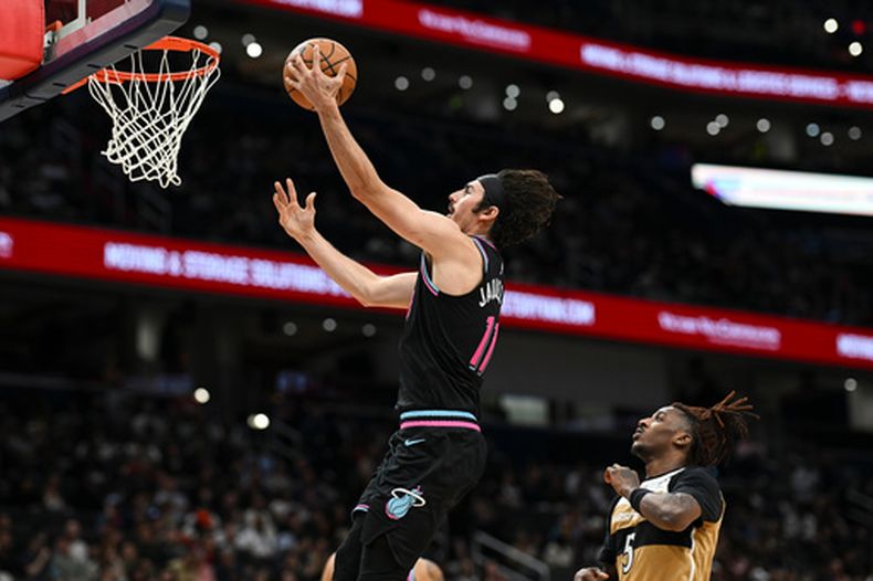 El mexicano Jaime Jáquez Jr., del Heat de Miami, encesta en bandeja durante el partido del viernes 10 de abril de 2026 ante los Wizards de Washington (AP Foto/Terrance Williams)