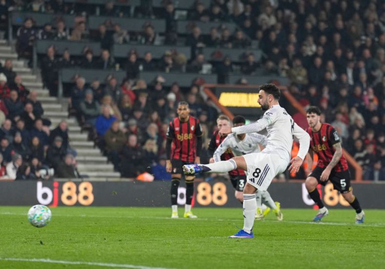 Bruno Fernandes, del Manchester United, anota durante el partido de la Liga Premier contra el AFC Bournemouth, el viernes 20 de marzo de 2026, en Bournemouth, Inglaterra. (Andrew Matthews/PA via AP)