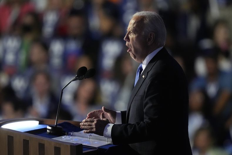 El presidente Joe Biden habla durante la Convención Nacional Demócrata el lunes 19 de agosto de 2024, en Chicago. (AP Foto/Charles Rex Arbogast)