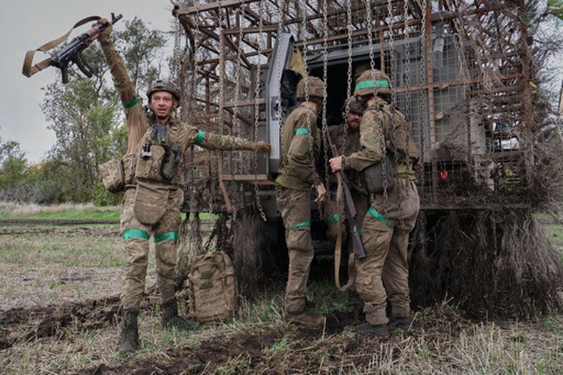 En esta imagen proporcionada por la 65 Brigada Mecanizada de Ucrania, soldados reaccionan al regresar de una larga misión en el frente en la región de Zaporiyia, Ucrnaia, el lunes 19 de octubre de 2026. (Andriy Andriyenko/65 Brigada Mecanizada de Ucrania via AP)