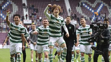 Kyogo Furuhashi (primer plano) festeja luego que Celtic aseguró el título de la liga escocesa tras el partido contra Hearts, el domingo 7 de mayo de 2023, en Edinburgo. (Steve Welsh/PA vía AP)