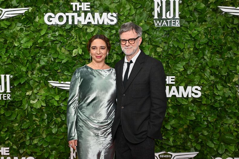 Maya Rudolph, a la izquierda, y Paul Thomas Anderson asisten a los Premios Gotham en Cipriani Wall Street el lunes 1 de diciembre de 2025, en Nueva York. (Foto Evan Agostini/Invision/AP)
