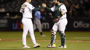 Ken Waldichuk celebra con Shea Langeliers de los Atléticos de Oakland tras superar a los Rays de Tampa Bay el lunes 12 de junio del 2023. (AP Foto/Jed Jacobsohn)