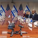 El ministro de Defensa israelí Yoav Gallant, extremo izquierdo, habla en su reunión con el secretario de Defensa de EE.UU. Lloyd Austin, al otro lado de la mesa, en el extremo derecho, en el Pentágono, el martes 26 de marzo de 2024, en Washington. (AP Foto/Jacquelyn Martin)