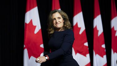 La ministra de Finanzas de Canadá, Chrystia Freeland, en una conferencia de prensa en Ottawa, Ontario, el 16 de abril de 2024. (Sean Kilpatrick/The Canadian Press vía AP, Archivo)