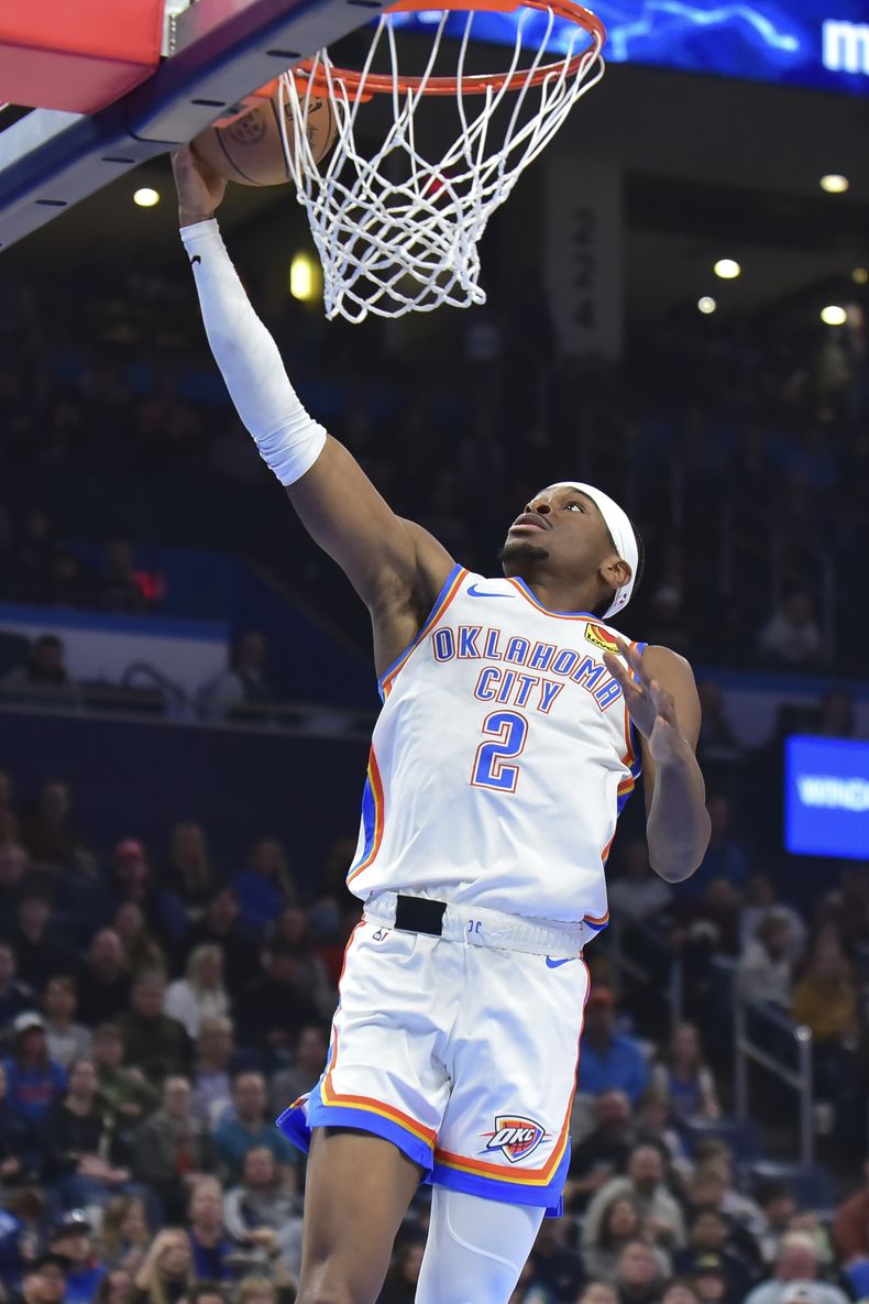 Shai Gilgeous-Alexander, del Thunder de Oklahoma City, salta para encestar en el encuentro del lunes 18 de diciembre de 2023, ante los Grizzlies de Memphis (AP Foto/Kyle Phillips)